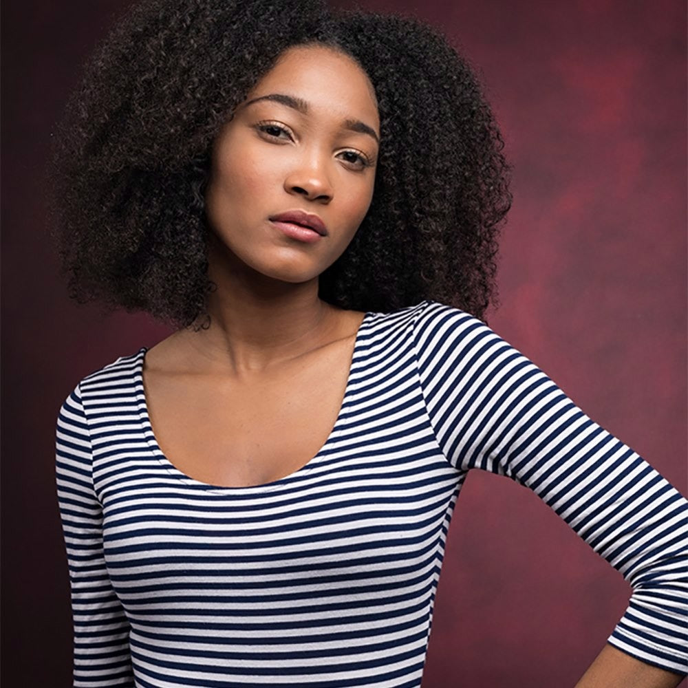 Toile de fond peinte sauvage écarlate